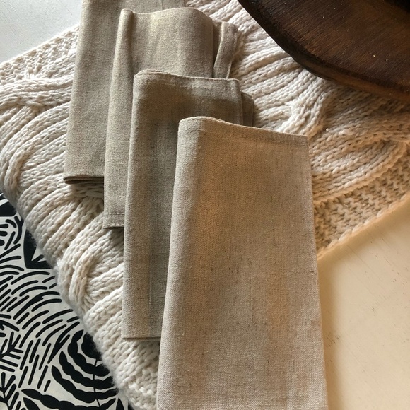 TAHARI BEAUTIFUL SET OF 4 GOLD METALLIC CLOTH NAPKINS - Picture 1 of 4